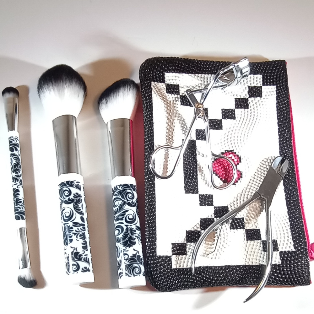 💥PRICE DROP💥Makeup brush and grooming kit